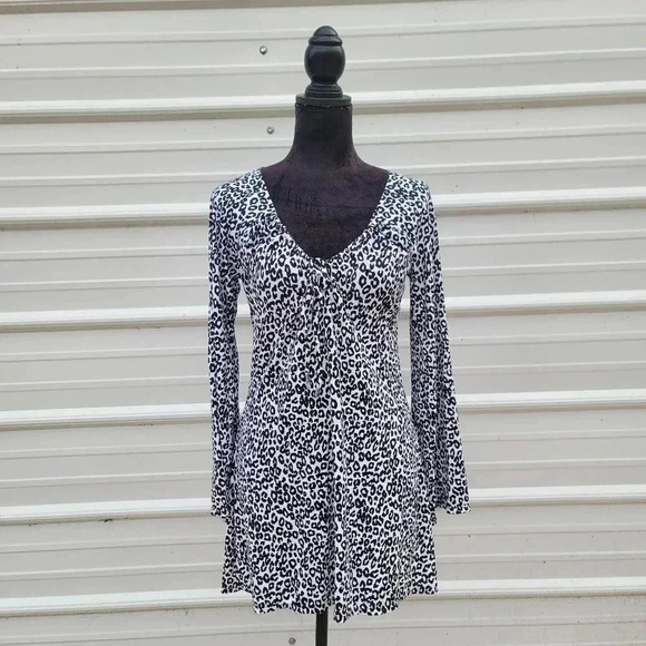 Michael Kors Dresses & Skirts - Michael Kors White Black Cheetah Leopard VNeck Tunic Shirt Stretch Bell Sleeve M
